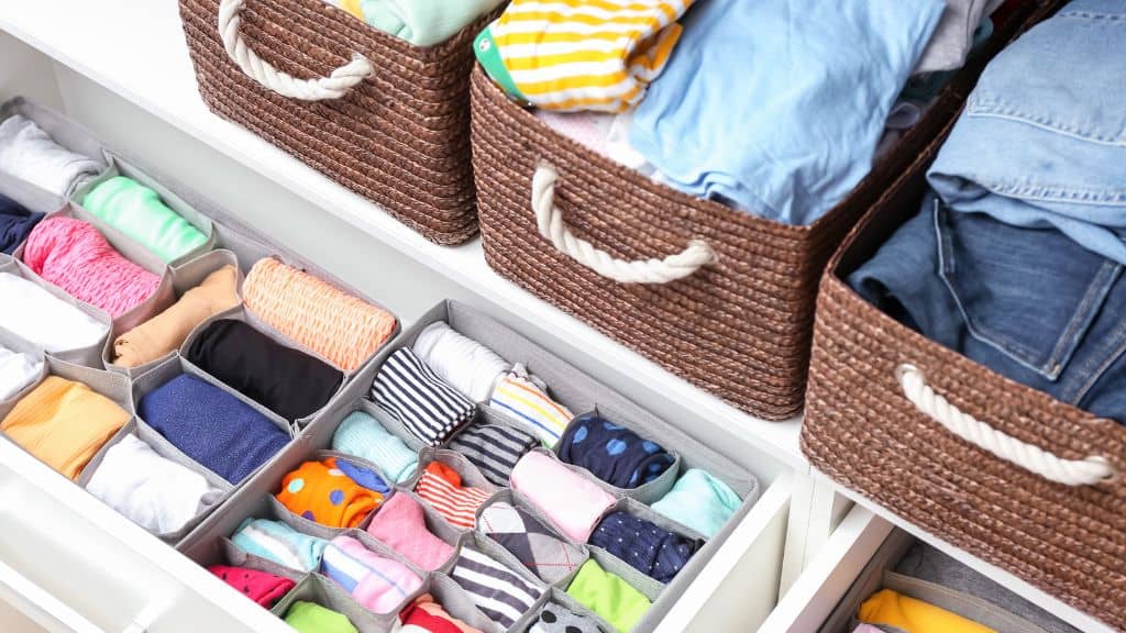 Transforma tu armario: consejos prácticos para mantenerlo organizado