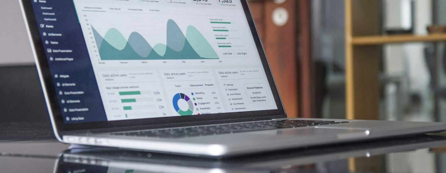 Portátil con gráficos de analítica web en pantalla
